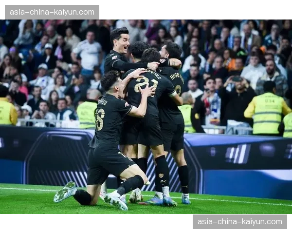 巴萨登顶皇马遭绝杀：西甲争冠天平48小时戏剧性反转深度解析