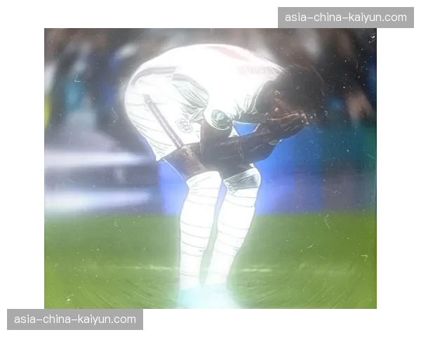 特写：伤愈复出即进球的拉什福德跪地长啸