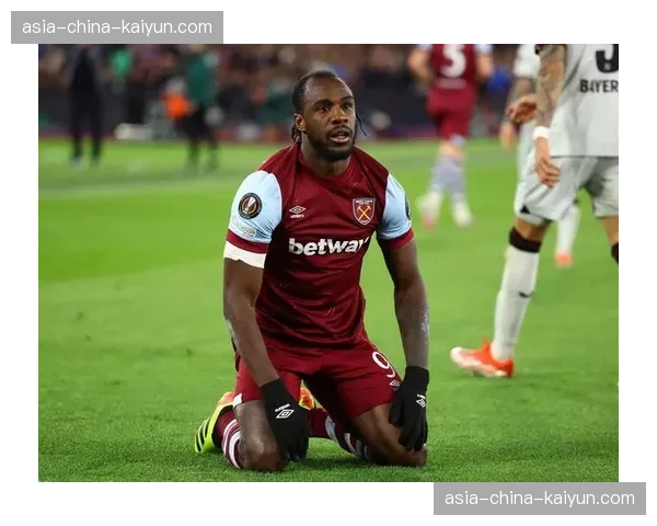 西汉姆联边路传中配合训练曝光，安东尼奥支点作用强化